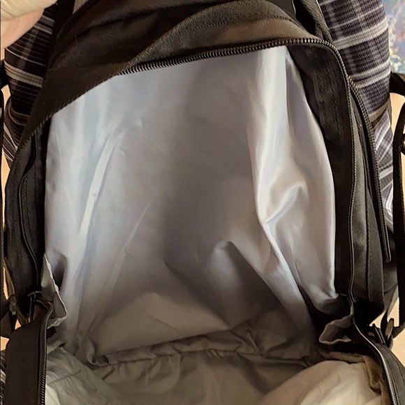 High Sierra Thinsulate backpack, 4 top zip pocket. - Picture 5 of 7